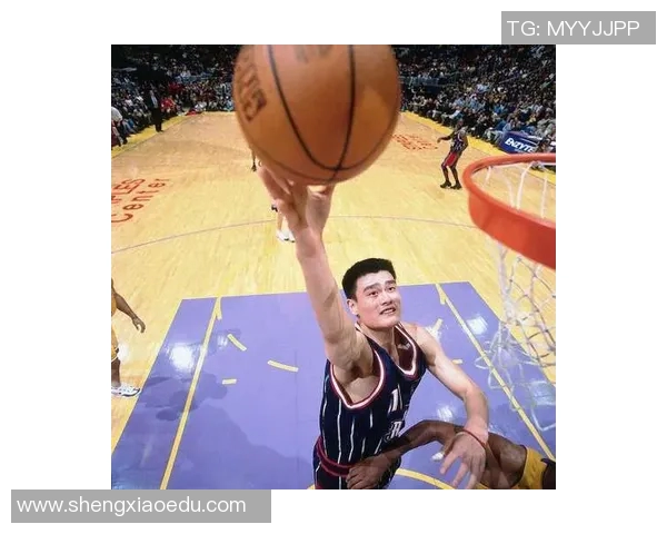 姚明追帽瞬间再现篮球场上英雄本色展现无与伦比的防守魅力与激情